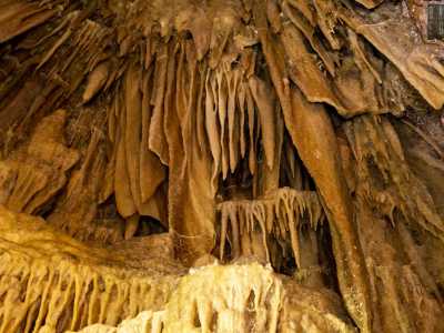 Ovunque ci sono formazioni geologiche impressionanti e sulle nostre teste pendono fitte strutture calcitiche dalle sfumature dorate. �Noi le chiamiamo "fette di prosciutto"�, sottolinea scherzosamente Enza. Il loro colore, in effetti, ricorda proprio quello del rivestimento del crudo